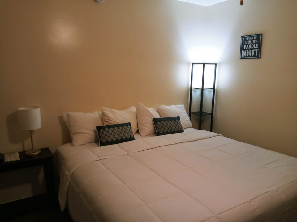 Standard Room, 1 King Bed, Refrigerator & Microwave | Desk, blackout drapes, iron/ironing board (on request), WiFi (free)