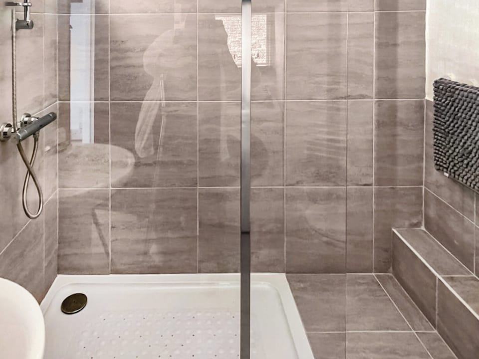 Shower room | The Hive - Hive Lodges, Plaistow, near Petworth