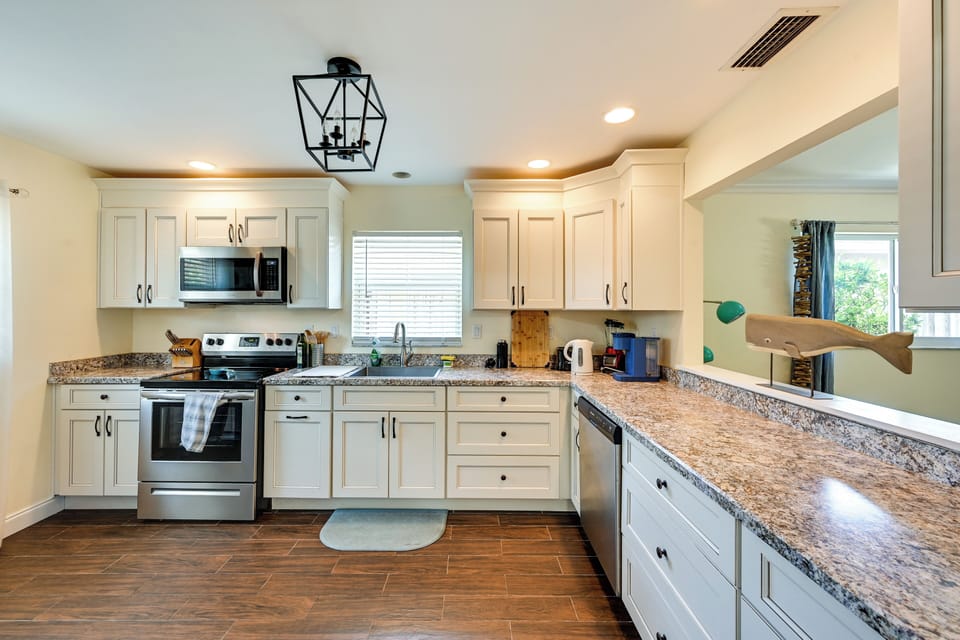 Kitchen | Coffee Maker | Blender | Complimentary Spices