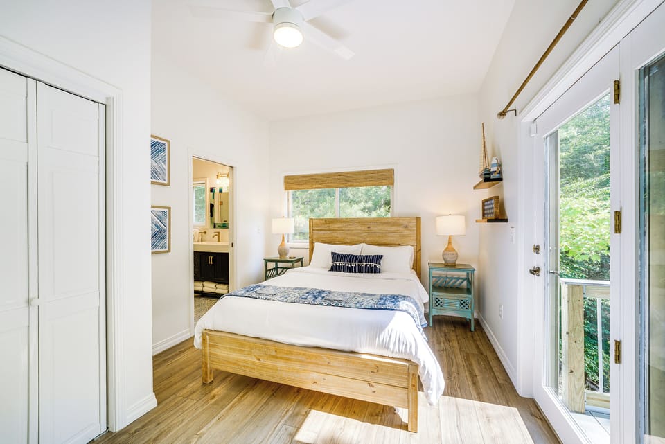 Bedroom 1 | Queen Bed | 2nd Floor | Smart TV