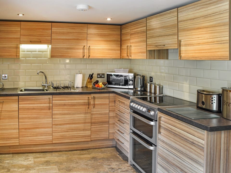 Kitchen | Pottles Cottage - Pottles Barn Holiday Cottages, Surlingham