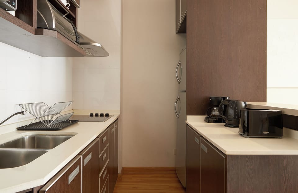 Studio | Private kitchen | Fridge, microwave, toaster, cookware/dishes/utensils