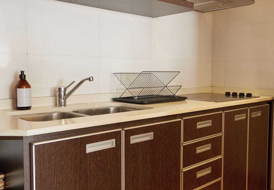 Studio | Private kitchen | Fridge, microwave, toaster, cookware/dishes/utensils