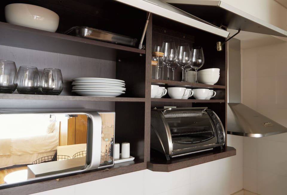 Studio | Private kitchen | Fridge, microwave, toaster, cookware/dishes/utensils