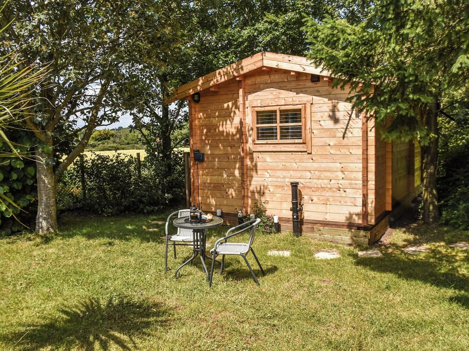 Garden | Pottles Retreat - Pottles Barn Holiday Cottages, Surlingham