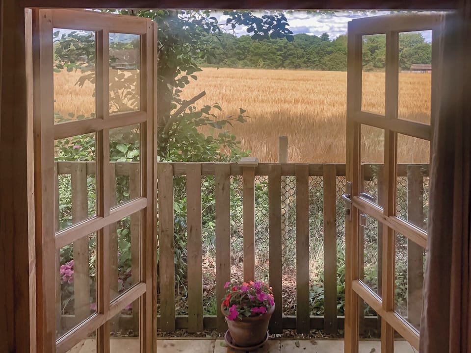 View | Pottles Retreat - Pottles Barn Holiday Cottages, Surlingham
