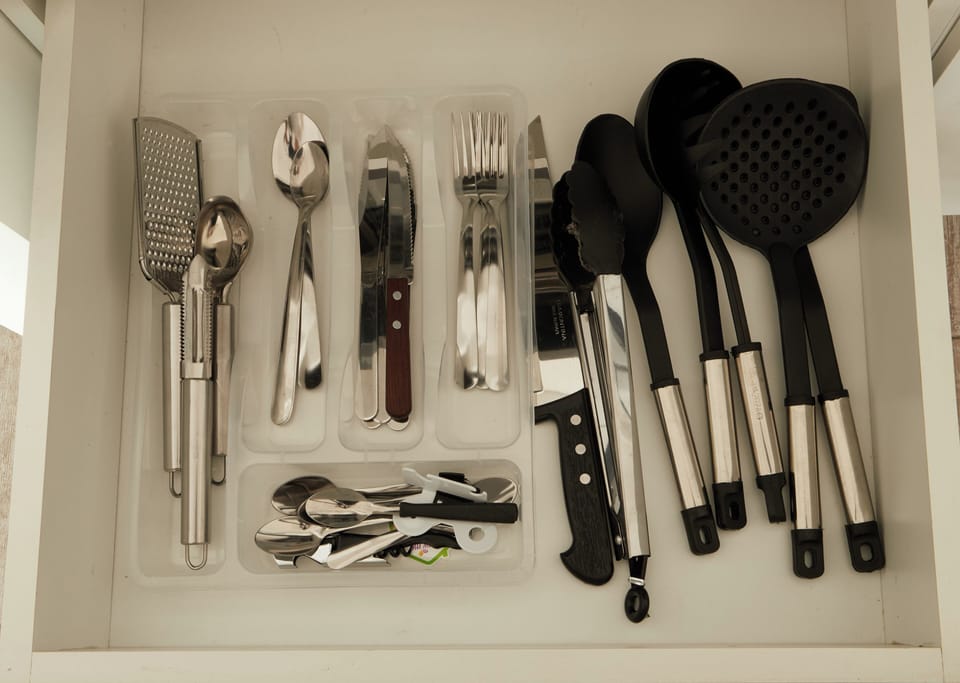 Studio | Private kitchen | Fridge, microwave, toaster, cookware/dishes/utensils