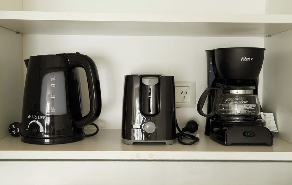 Studio | Private kitchen | Fridge, microwave, toaster, cookware/dishes/utensils