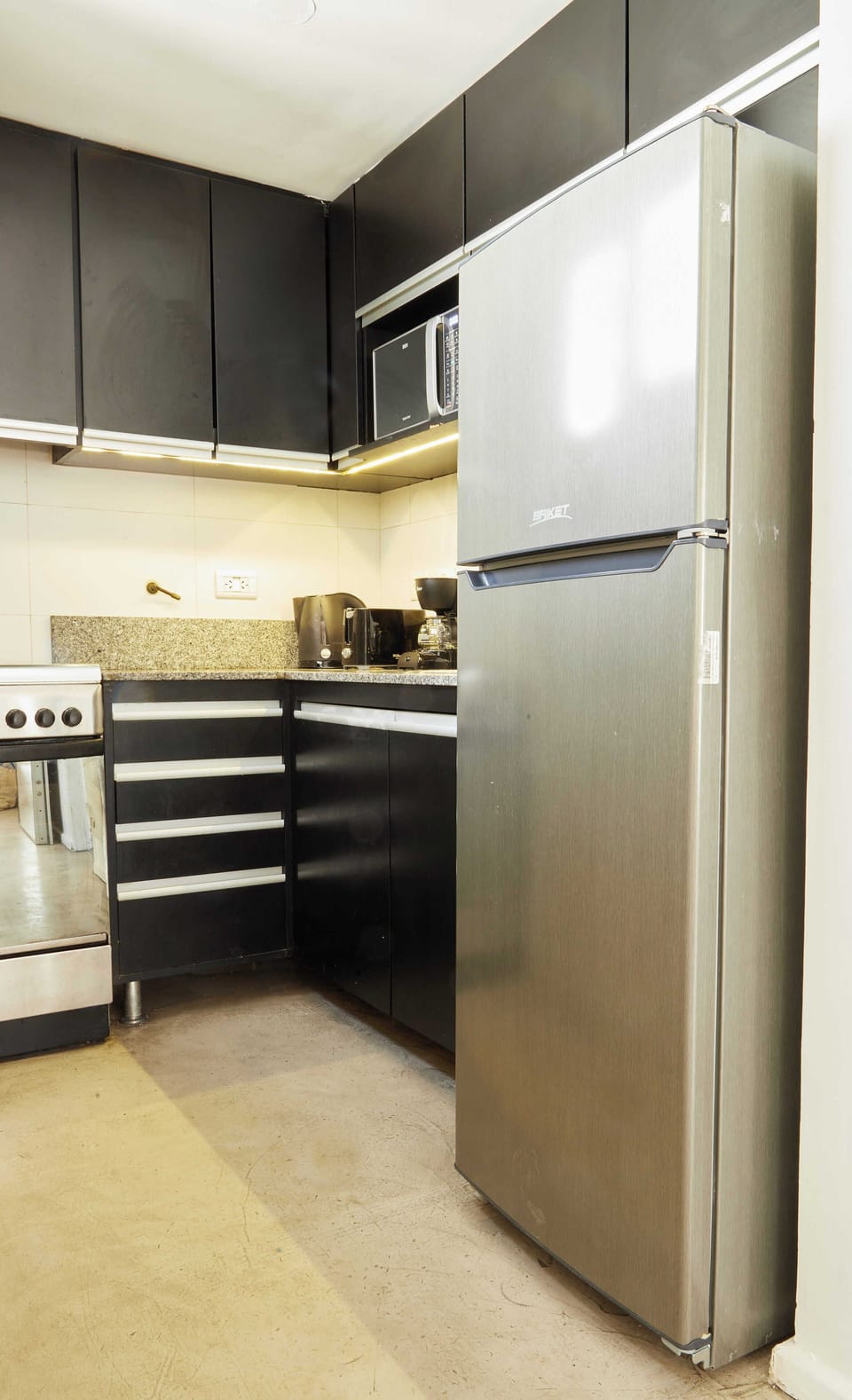 Duplex | Private kitchen | Fridge, microwave, toaster, cookware/dishes/utensils