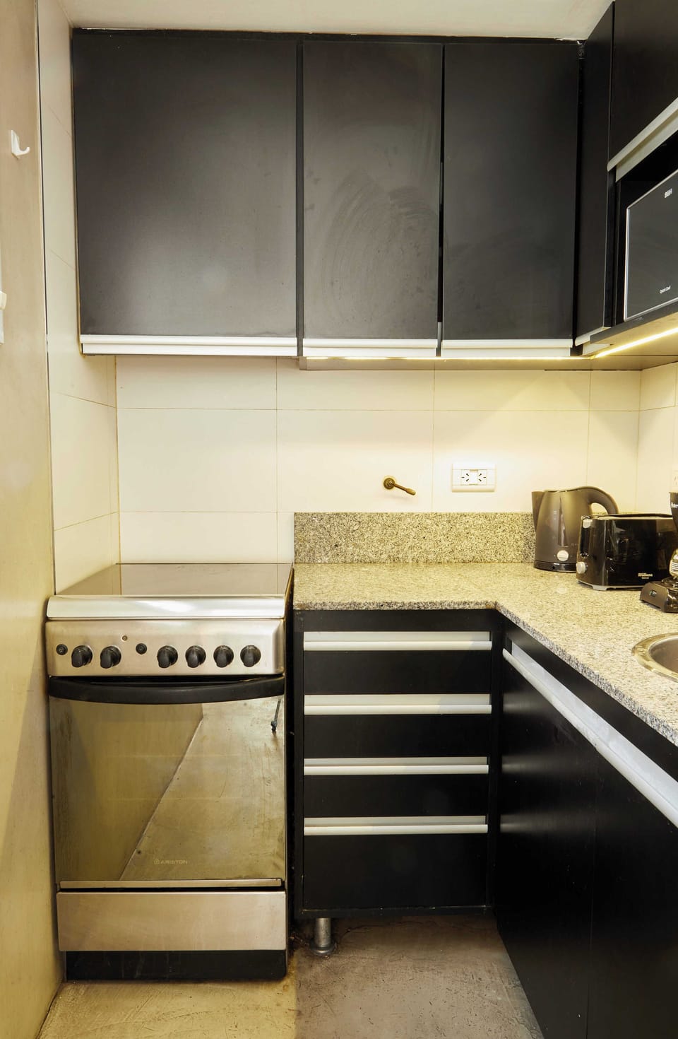 Duplex | Private kitchen | Fridge, microwave, toaster, cookware/dishes/utensils