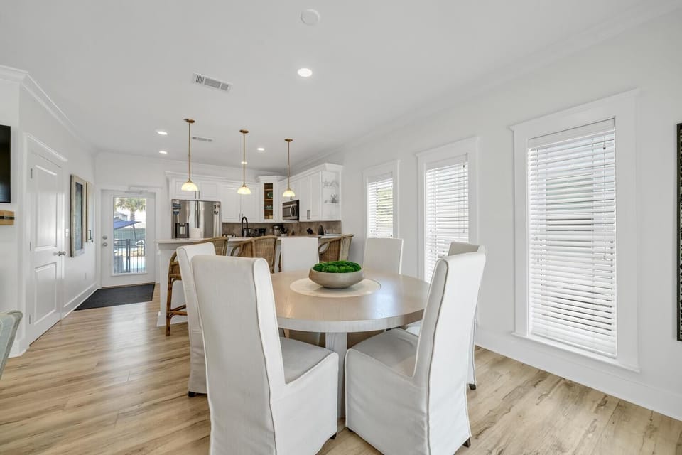 Seating for 6 at Dining Table