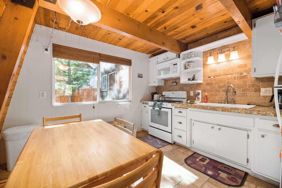 Basic Cabin | Private kitchen | Electric kettle, toaster