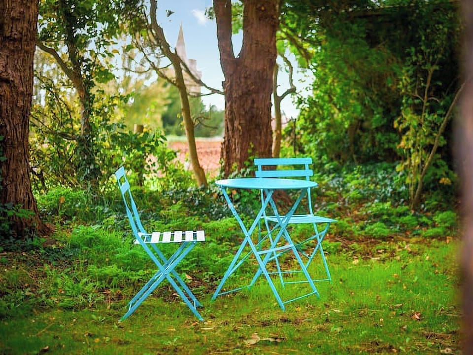 Sitting-out-area | Helen&rsquo;s Shepherds Hut, Haxton