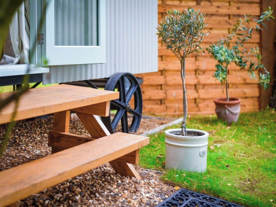 Sitting-out-area | Helen&rsquo;s Shepherds Hut, Haxton