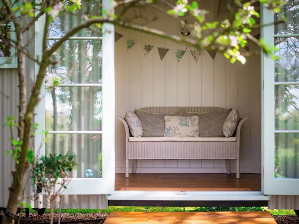 Exterior | Helen&rsquo;s Shepherds Hut, Haxton