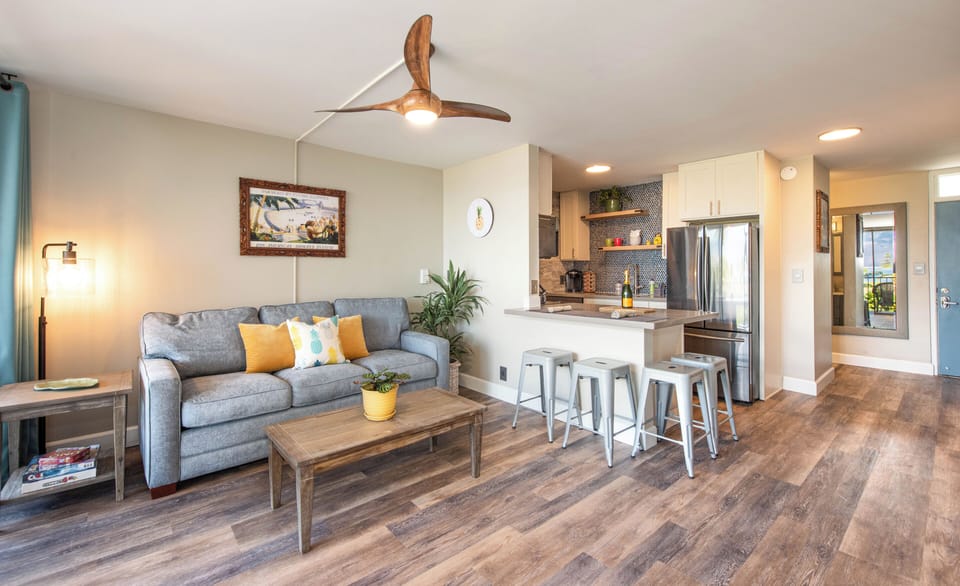 Luxury Studio, 1 Queen Bed with Sofa bed, Ocean View, Beachside | Living area | Smart TV