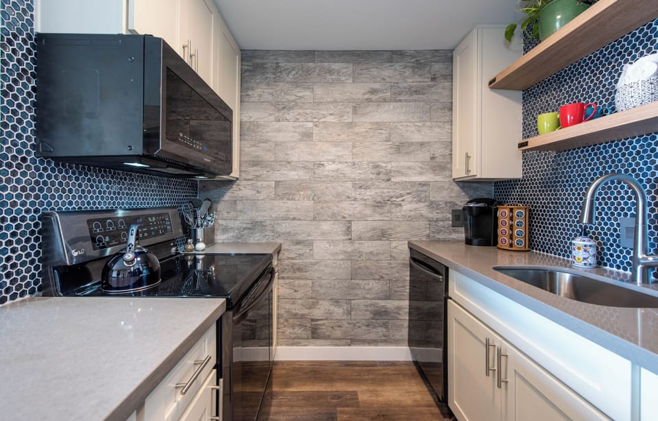 Luxury Studio, 1 Queen Bed with Sofa bed, Ocean View, Beachside | Private kitchen | Full-size fridge, microwave, oven, stovetop