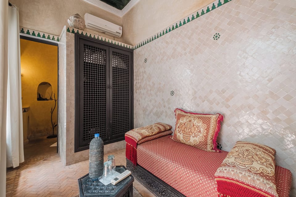 Basic Double or Twin Room | In-room safe, iron/ironing board, free WiFi, bed sheets