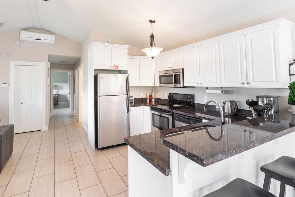 Golf Villa | Private kitchen | Fridge, microwave, oven, stovetop