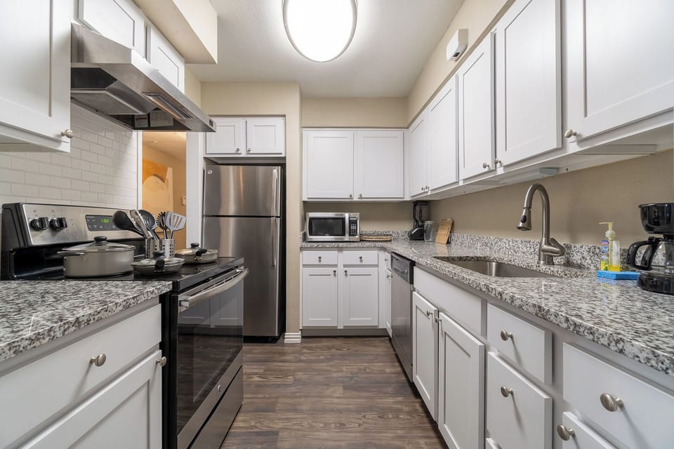 Large kitchen with full essentials
