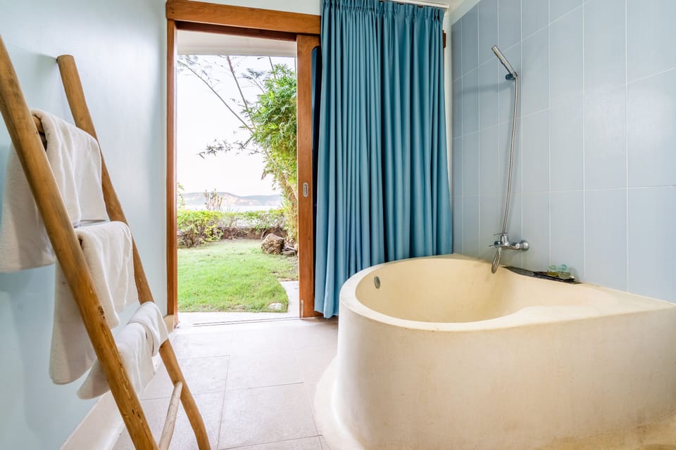 Villa, 2 Twin Beds, Bathtub, Sea View | Bathroom | Free toiletries, bidet, towels, soap