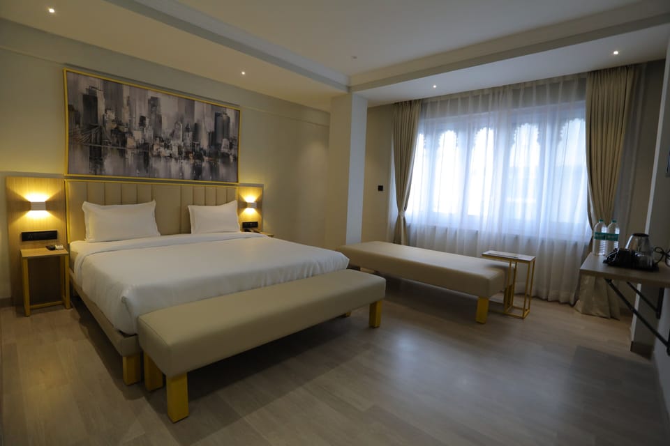 Premium Room | Desk, bed sheets