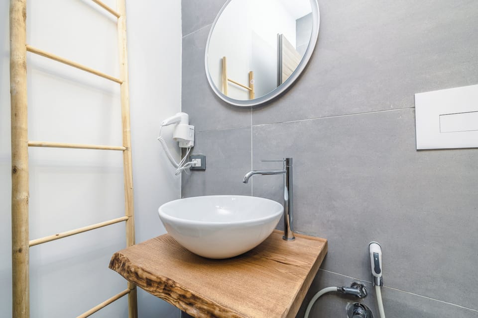 Comfort Room | Bathroom | Shower, hydromassage showerhead, free toiletries, hair dryer