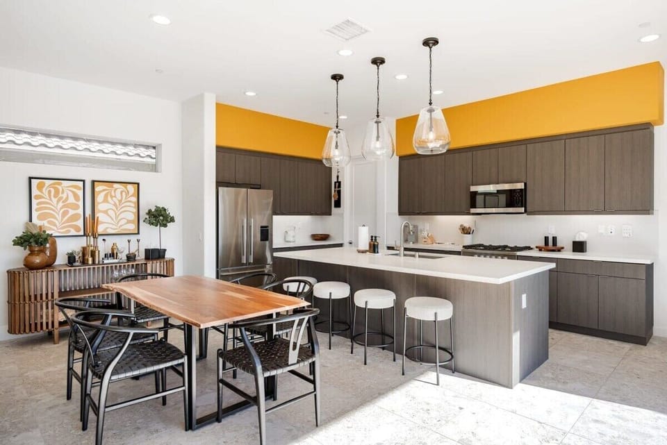 Kitchen equipped with all the essentials to cook at home.