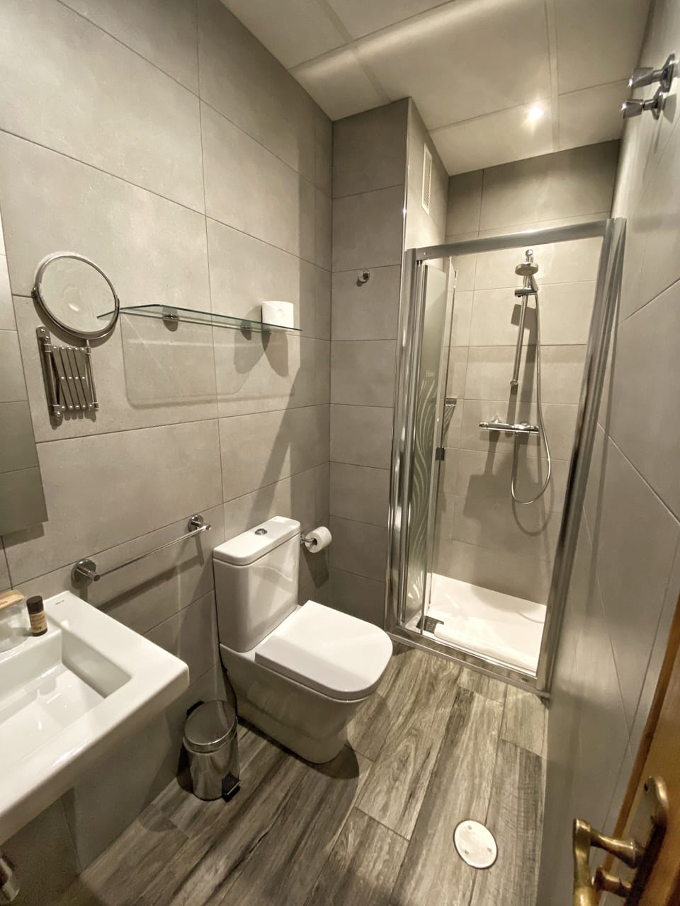 Single Room | Bathroom | Combined shower/tub, deep soaking tub, free toiletries, hair dryer