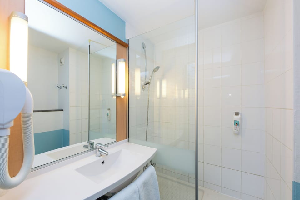 Room, 1 Double Bed, Accessible | Bathroom | Eco-friendly toiletries, hair dryer (on request), towels