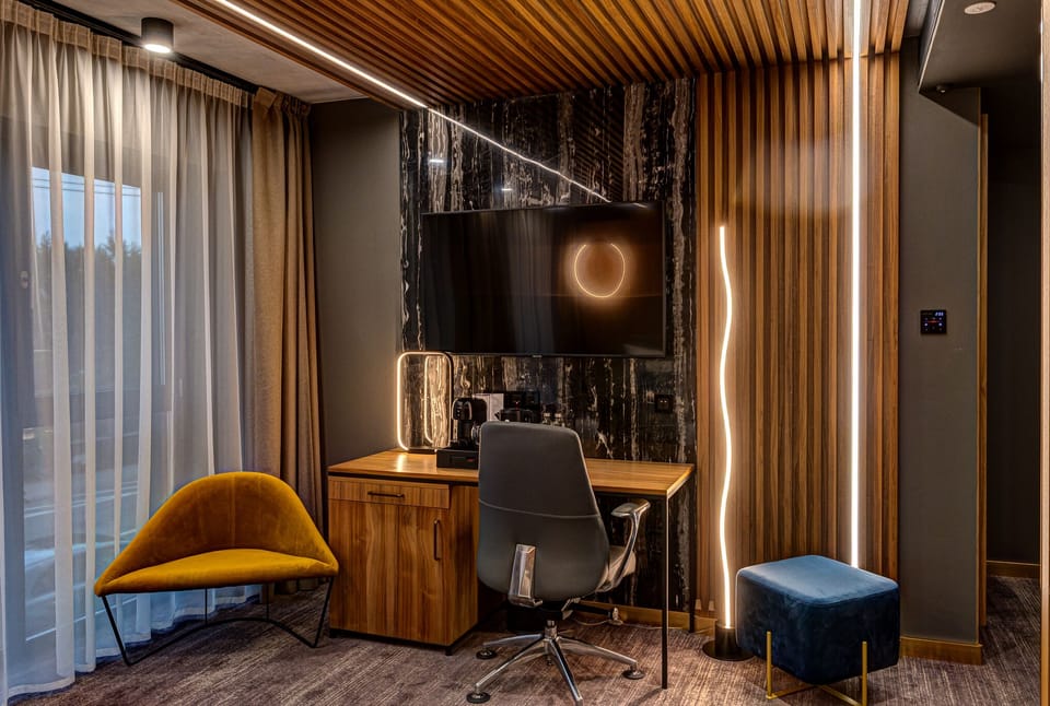 Deluxe Double or Twin Room | Minibar, in-room safe, desk, laptop workspace