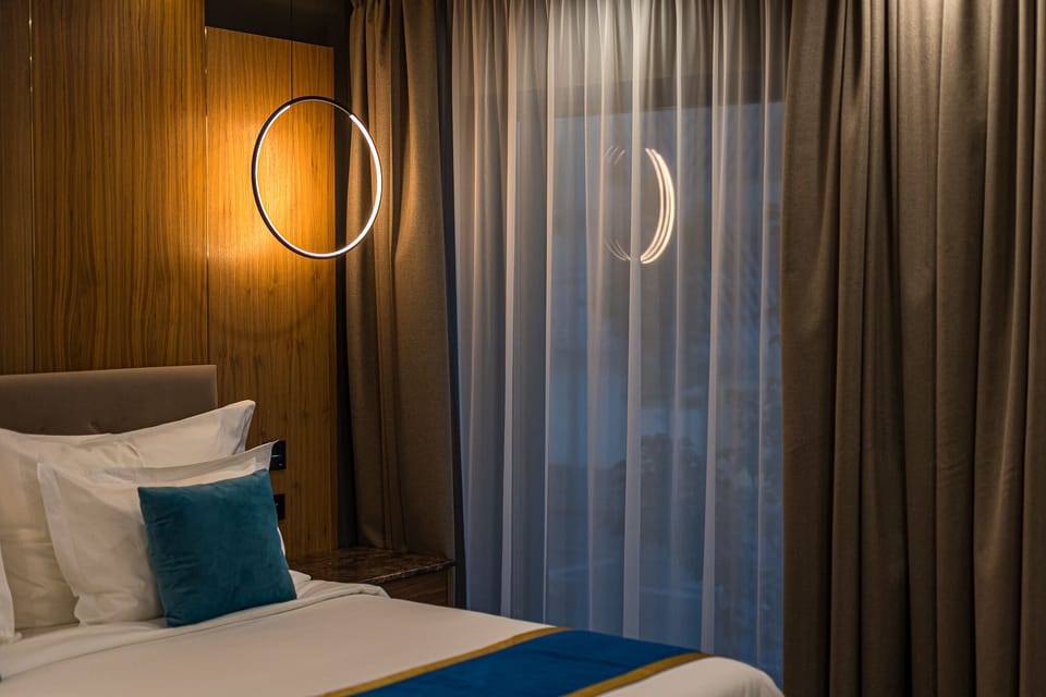 Junior Suite | Minibar, in-room safe, desk, laptop workspace
