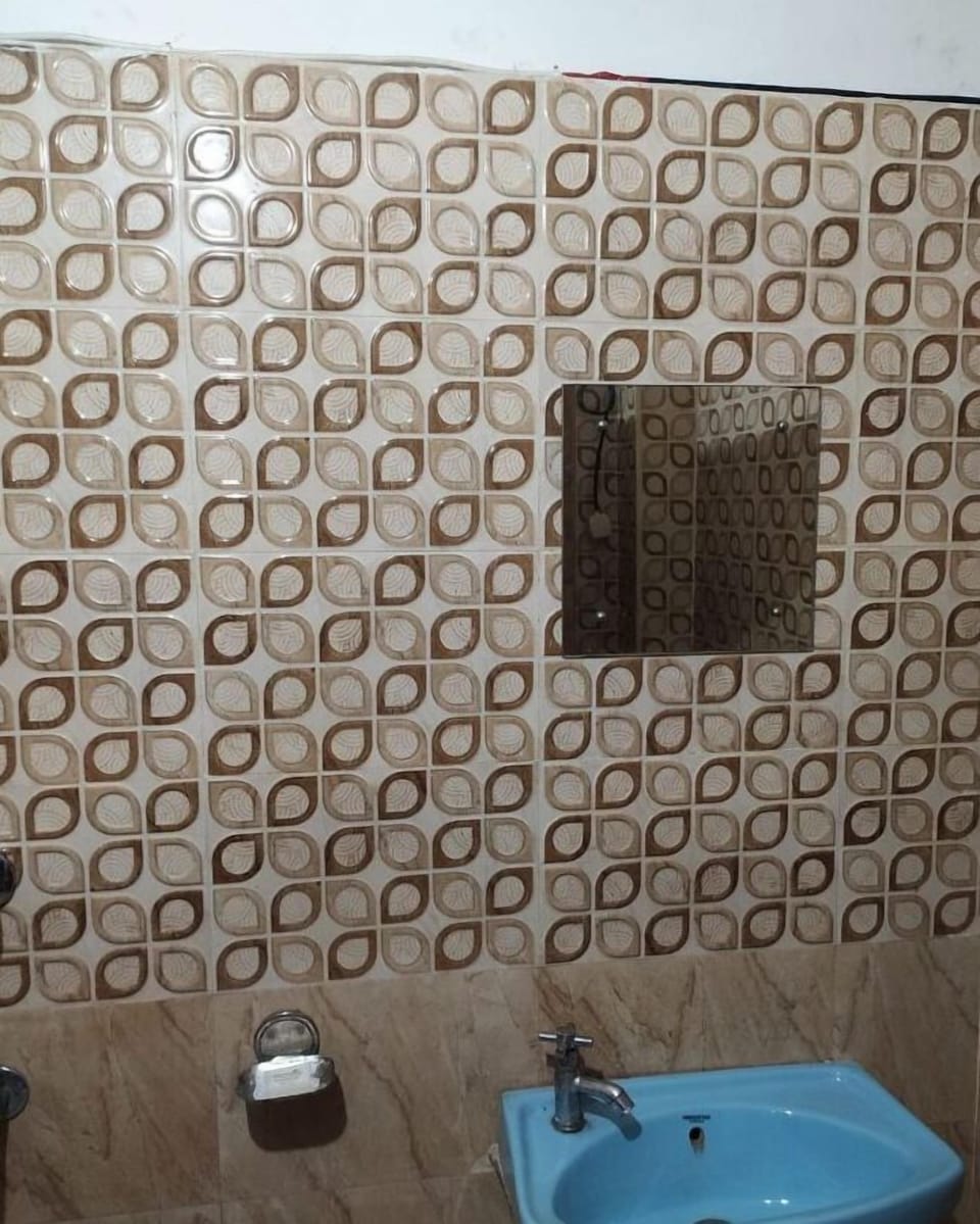 Basic Room | Bathroom | Shower, rainfall showerhead, soap