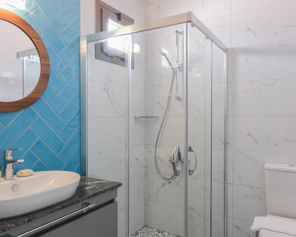 Deluxe Room | Bathroom | Shower, designer toiletries, hair dryer, slippers