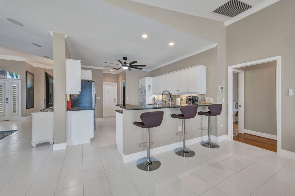 FULLY EQUIPPED KITCHEN WITH GREAT BREAKFAST BAR.