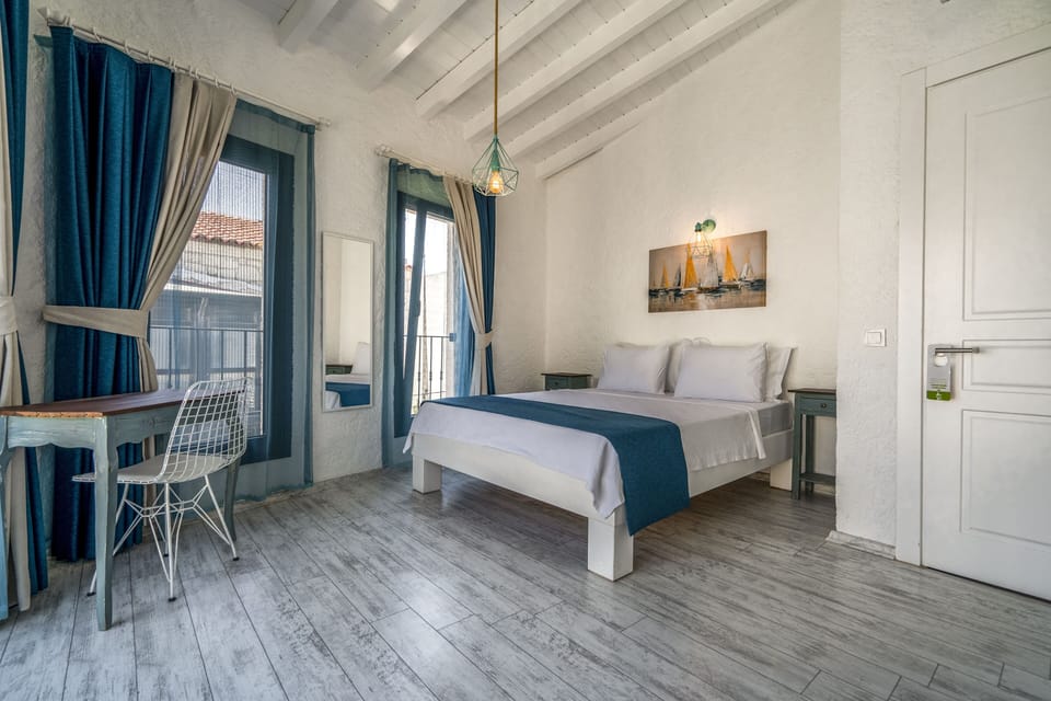 Premium bedding, free minibar, individually decorated