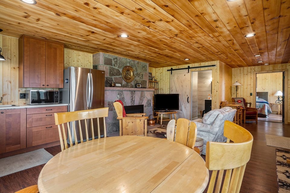 House, 1 Bedroom | Dining