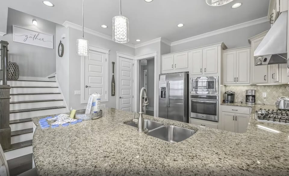 Kitchen with large island