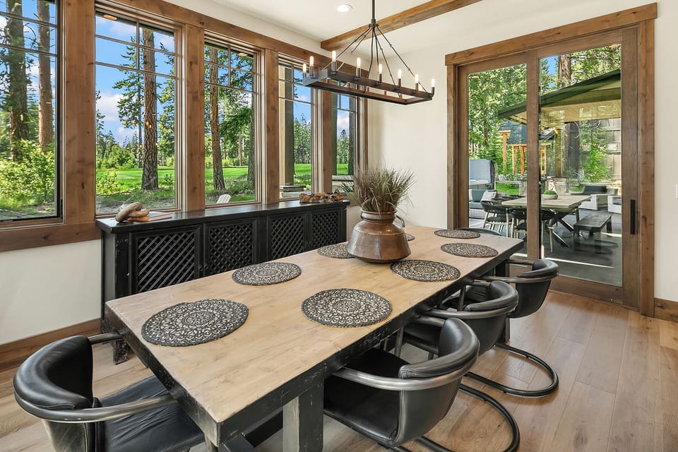 Reve Spa Lodge: - Indoor dining has direct access to the outdoor dining area.