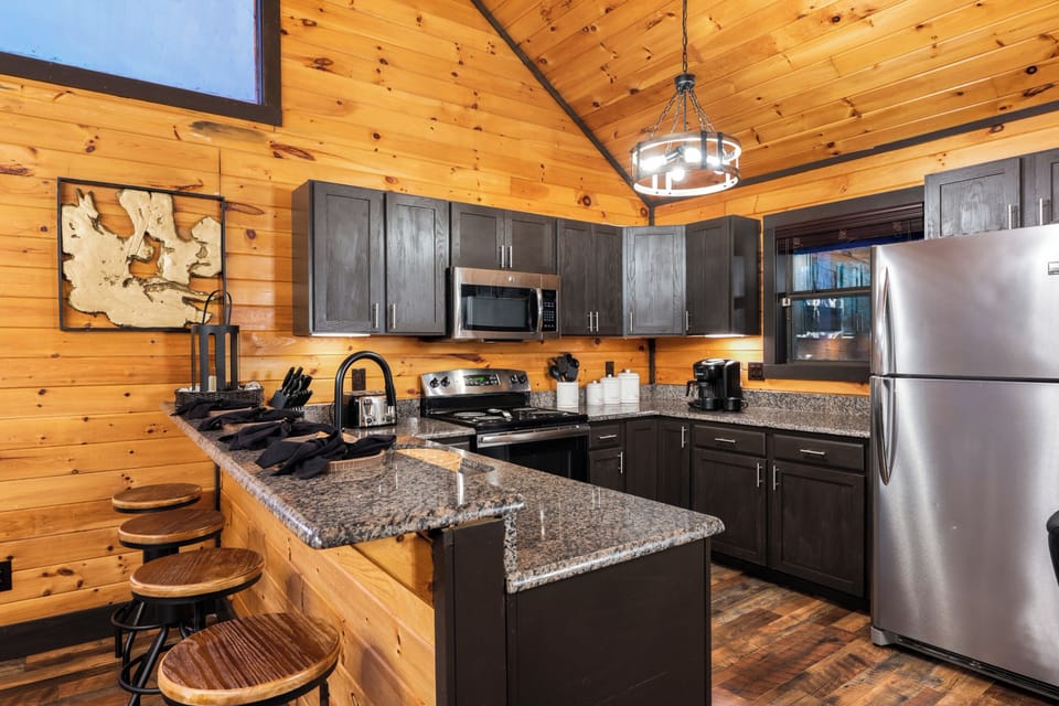 Fully equipped kitchen: cook/dinner/bake/silver-ware provided