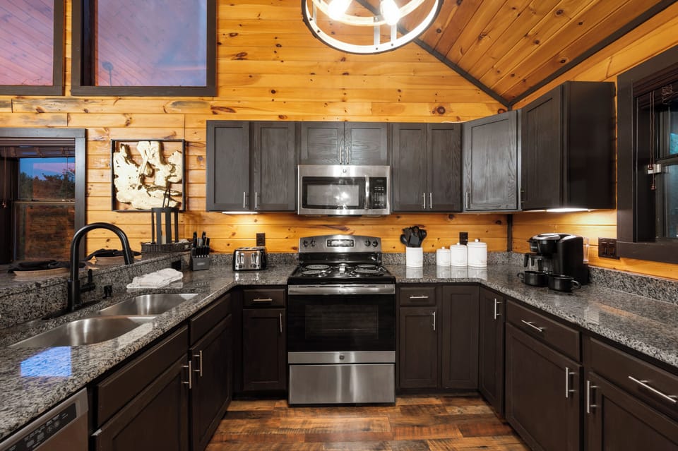 Fully equipped kitchen: cook/dinner/bake/silver-ware provided