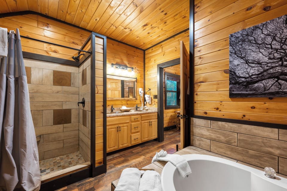 Bath 1:entry level king bath w/standing shower & jacuzzi tub