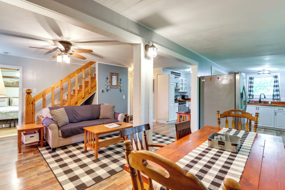 Dining Area | Dishware & Flatware Provided