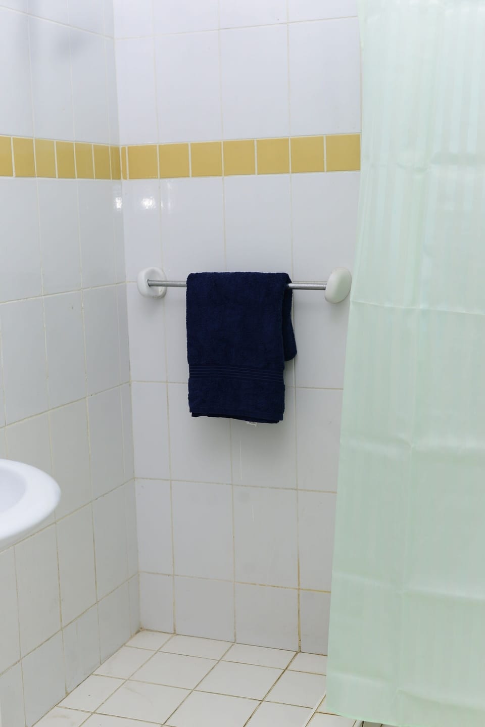 Shower, rainfall showerhead, free toiletries, hair dryer