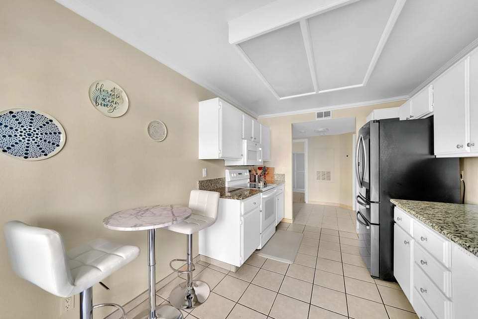 Kitchen with breakfast nook STR23-0019