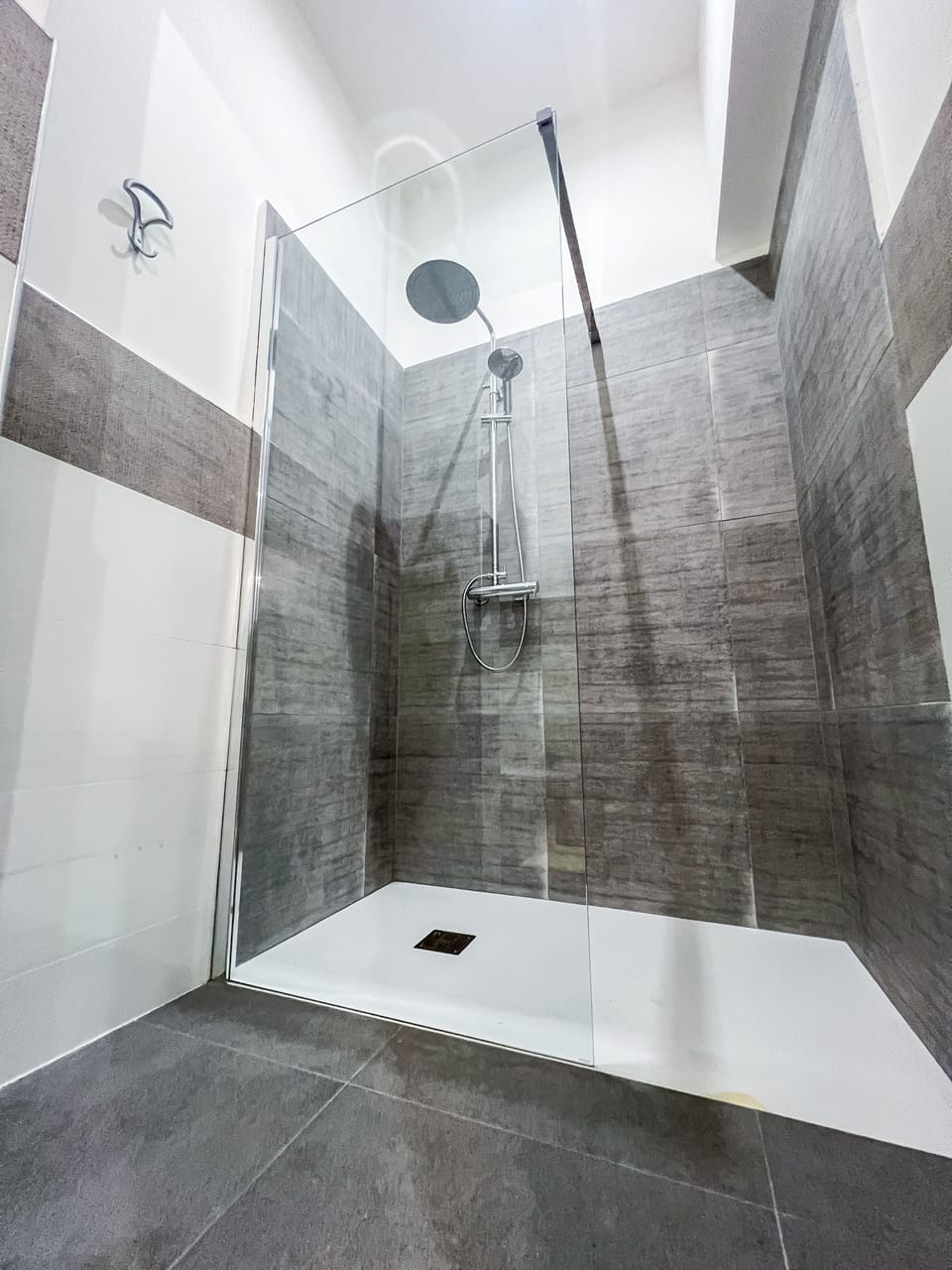 Superior Quadruple Room | Bathroom | Shower, free toiletries, hair dryer, bathrobes