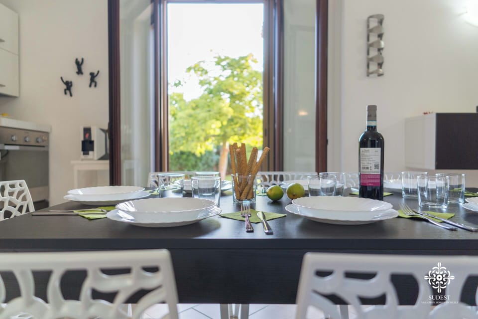 Deluxe Villa | Dining room