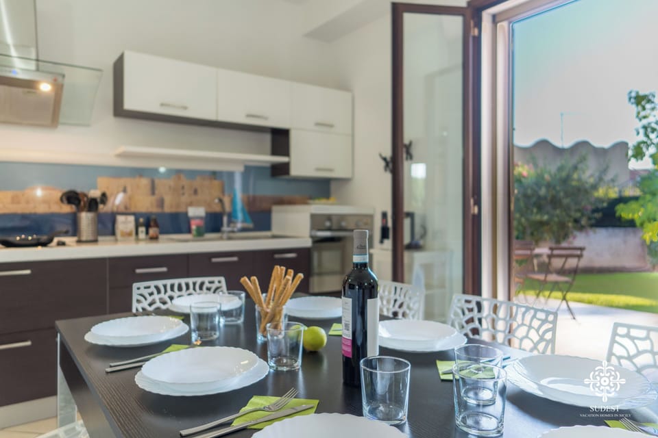 Deluxe Villa | Dining room