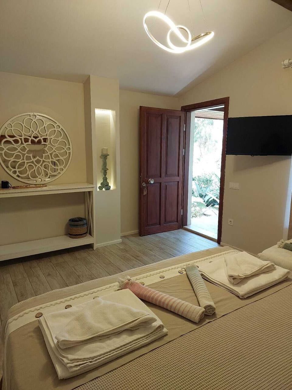 Exclusive Bungalow | Free minibar items, in-room safe, desk, laptop workspace