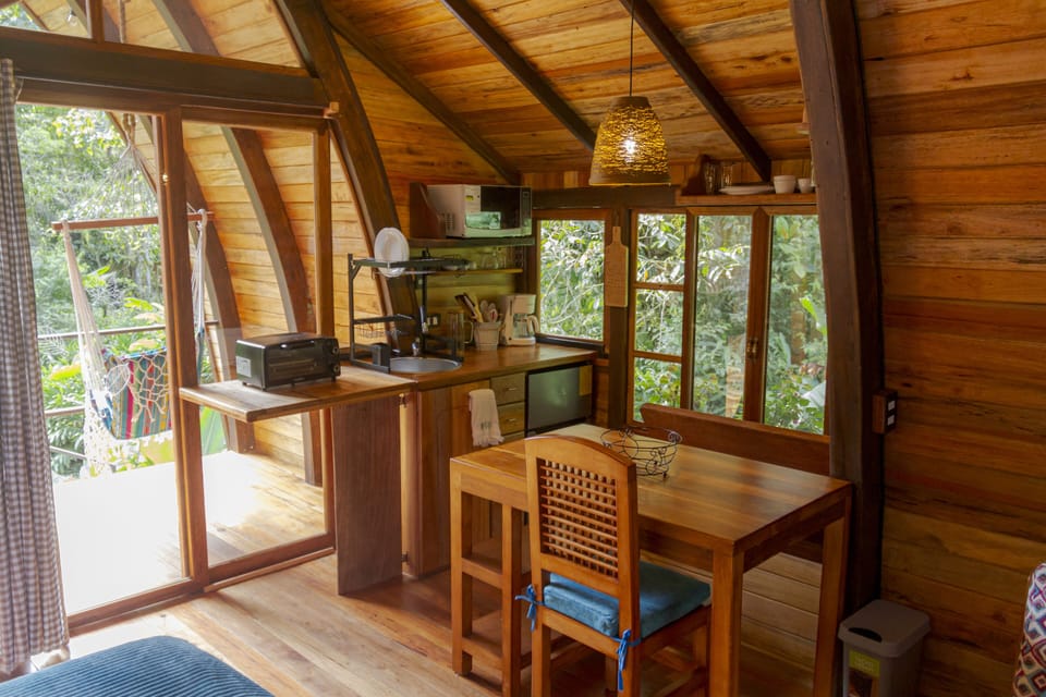 Deluxe Cabin | Private kitchen | Blender, toaster oven, cookware/dishes/utensils